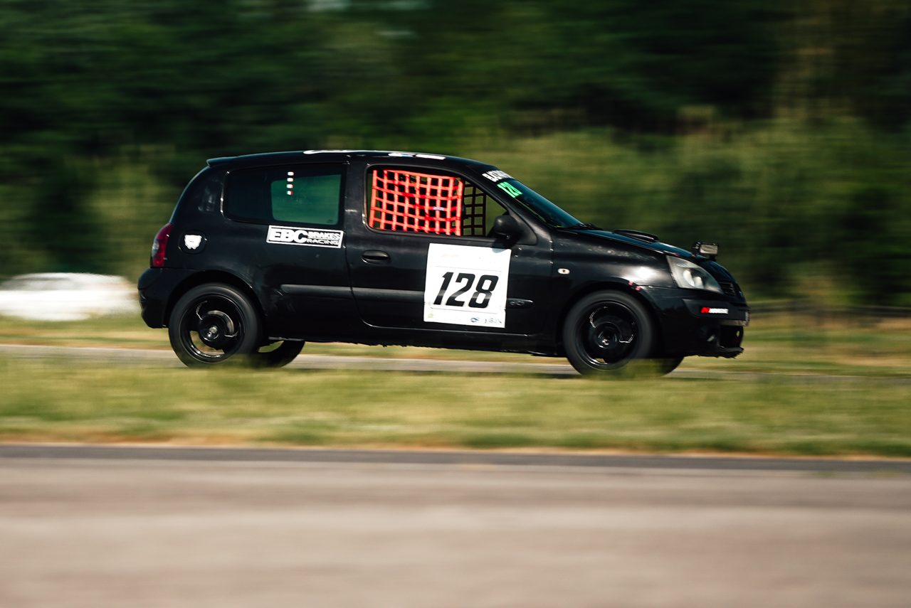 Renault Clio nera numero 128 in pista